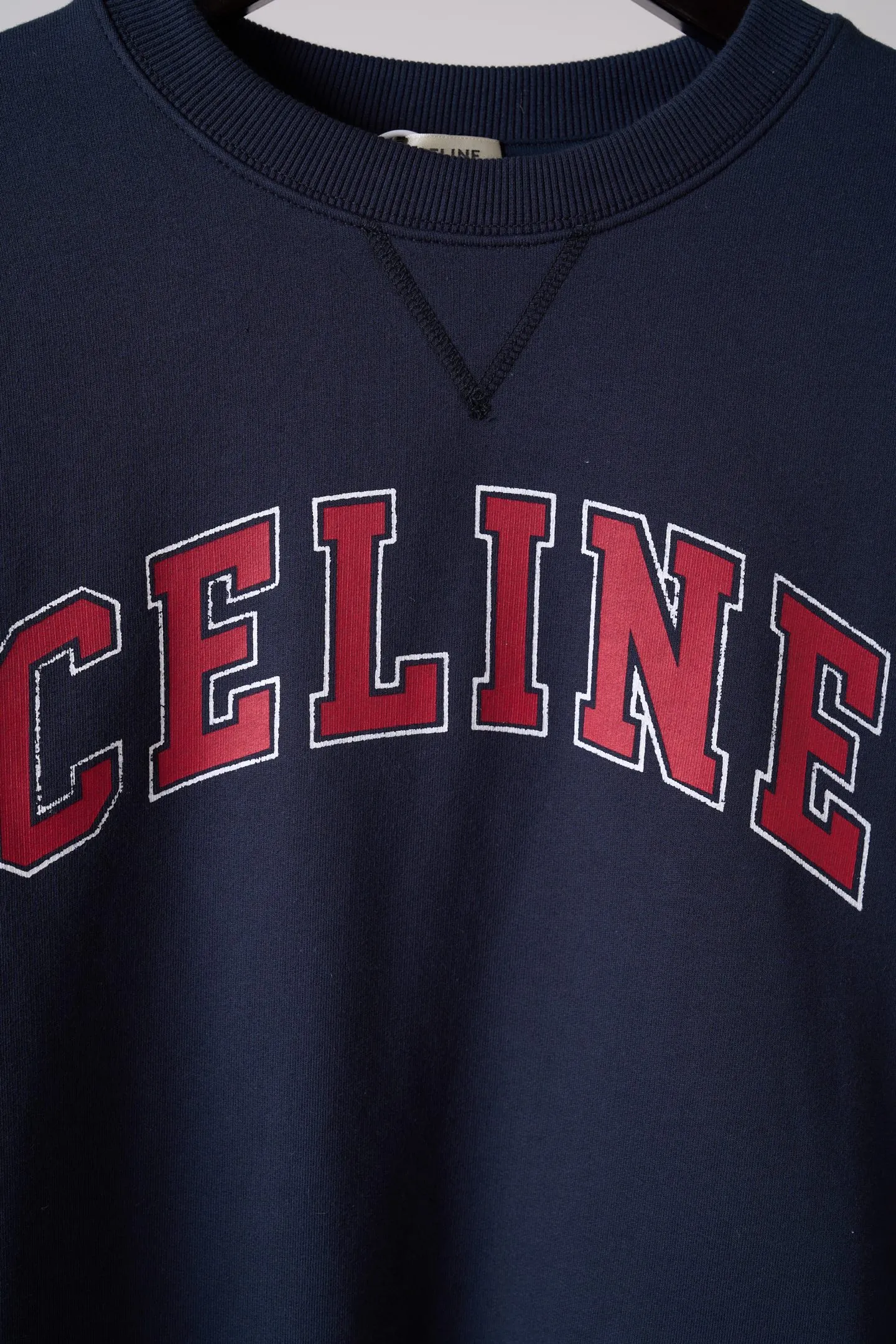 [Real auction] Celine/Céline Paris letter printed logo round neck sweatshirt (women's style) [In Stock] S M L custom-dyed densely woven fish scale sheared cotton material, fine and fluffy, soft and skin-friendly. The navy blue base color settles the retro tone, and the burgundy contrasting color evokes the college charm, gently interpreting the casual and free girl's posture. The iconic Celine Paris arch print is placed on the chest of the body, and the Retro school font is layered in contrasting colors, which is neat, full and powerful; the cuffs are embellished with exquisite hand-embroidered logos, which are low-key and hidden in the sleeves, and the light and dark echo each other. The soft dropped shoulders and loose fit take into account relaxation and neat lines. The moderate length flatters the body shape and creates a casual retro college girl silhouette. The style is evident in the details, relaxed yet refined, interpreting the retro accent of contemporary girls. 1. Imported machine embroidery technology uses advanced computer control systems and precision mechanical components to precisely create the iconic TRIOMPHE logo embroidery, with smooth and delicate lines and a full sense of sophistication. 2. Glue printing: Use glue liquid paint to print patterns on the fabric, and bake the fabric to fix the printed pattern. 3. Fermentation washing treatment: The fabrics have been fermentation washing, which makes the hand feel and texture better, is not easy to deform, shrink, and fade, and maintains long-term beauty and loose fit.